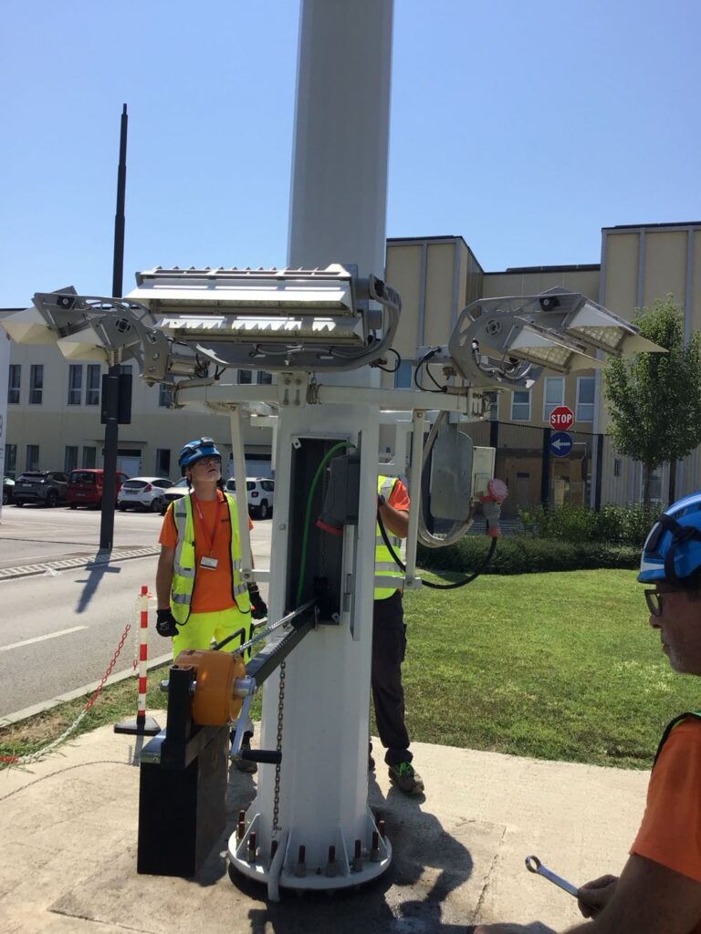 Abbassamento di una corona mobile di una torre faro