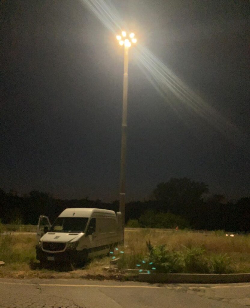 Accensione per prova di fari in notturna dopo montaggio di nuove lampade