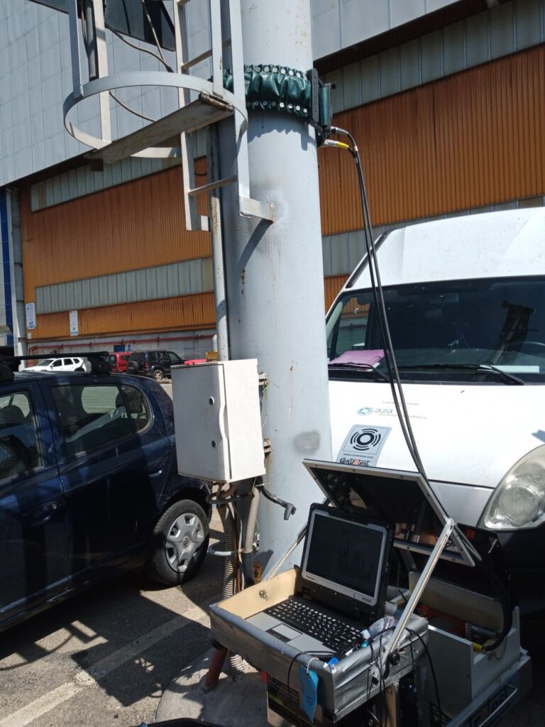 Controllo con onde guidate della base d'incastro di una torre faro a sezione circolare