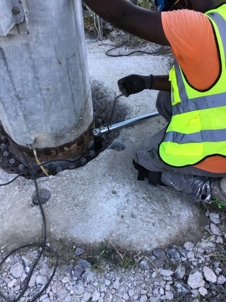 Controllo del serraggio dei tirafondi della flangia di una torre faro con chiave dinamometrica
