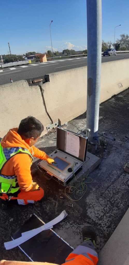 Controllo di un palo autostradale con corrosimetro metodo LPR