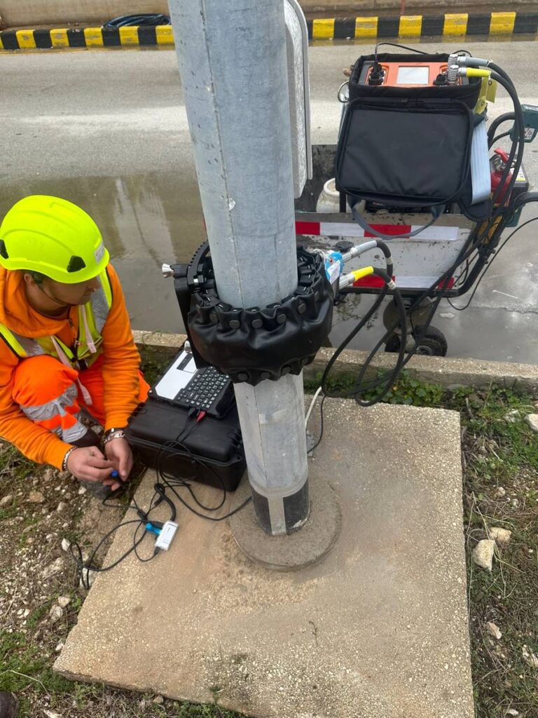 Controllo di un palo autostradale con metodo onde guidate