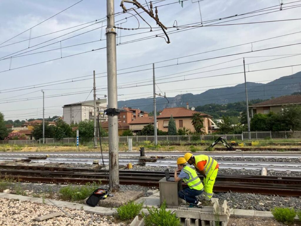 Controllo di un palo ferrovario con metodo onde guidate