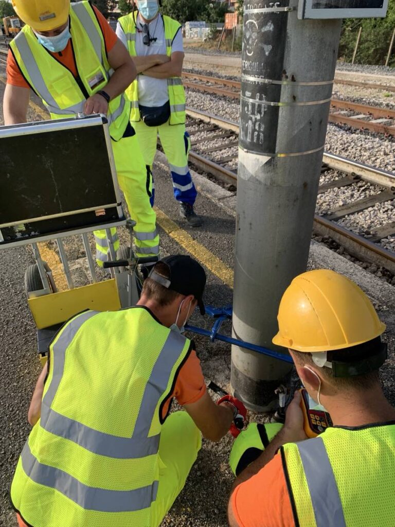 Controllo di un palo ferroviario con corrosiimetro con metodo LPR