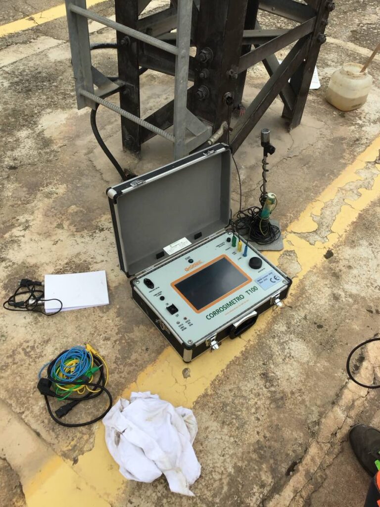 Controllo di un traliccio con corrosimetro con metodo LPR