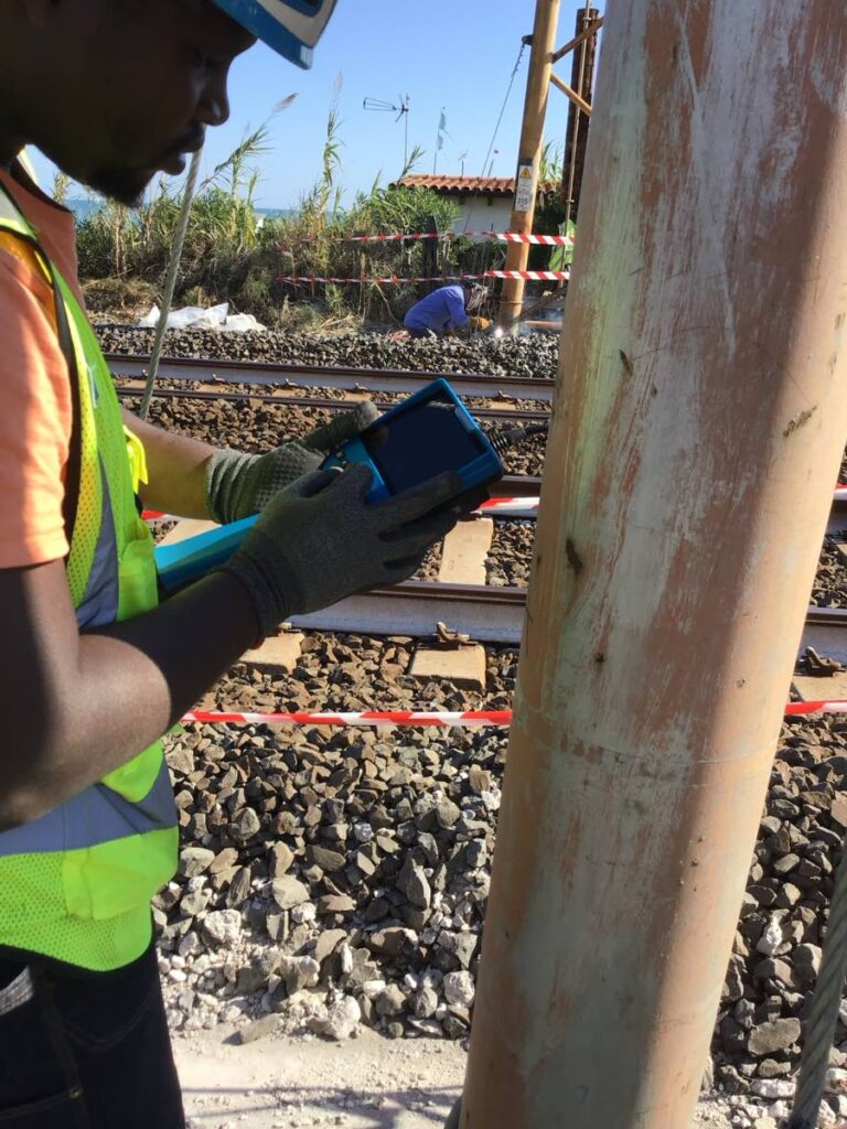 Controllo endoscopico dell'interno di un palo