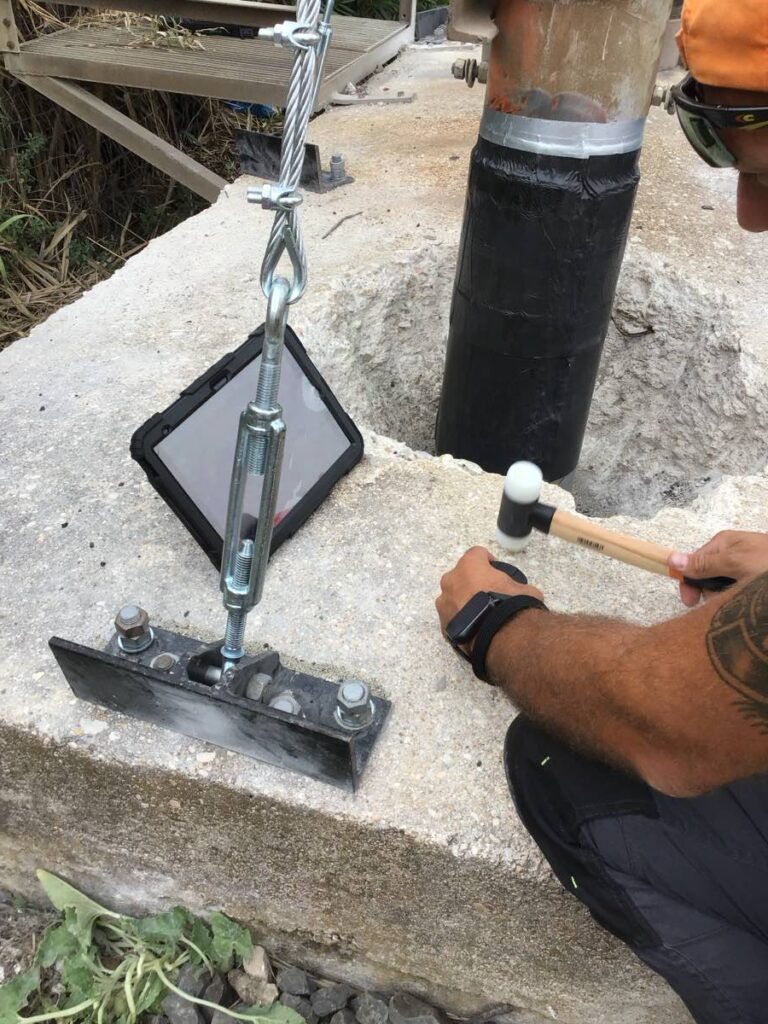 Controllo sonoro di un plinto di un palo