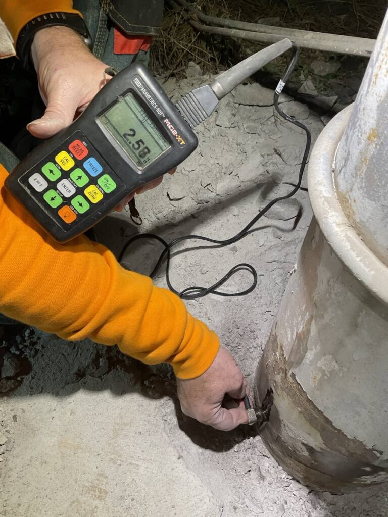 Controllo spessimetrico alla base di un palo corroso