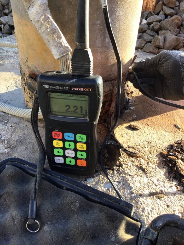 Controllo spessimetrico alla base di un palo corroso ferroviario