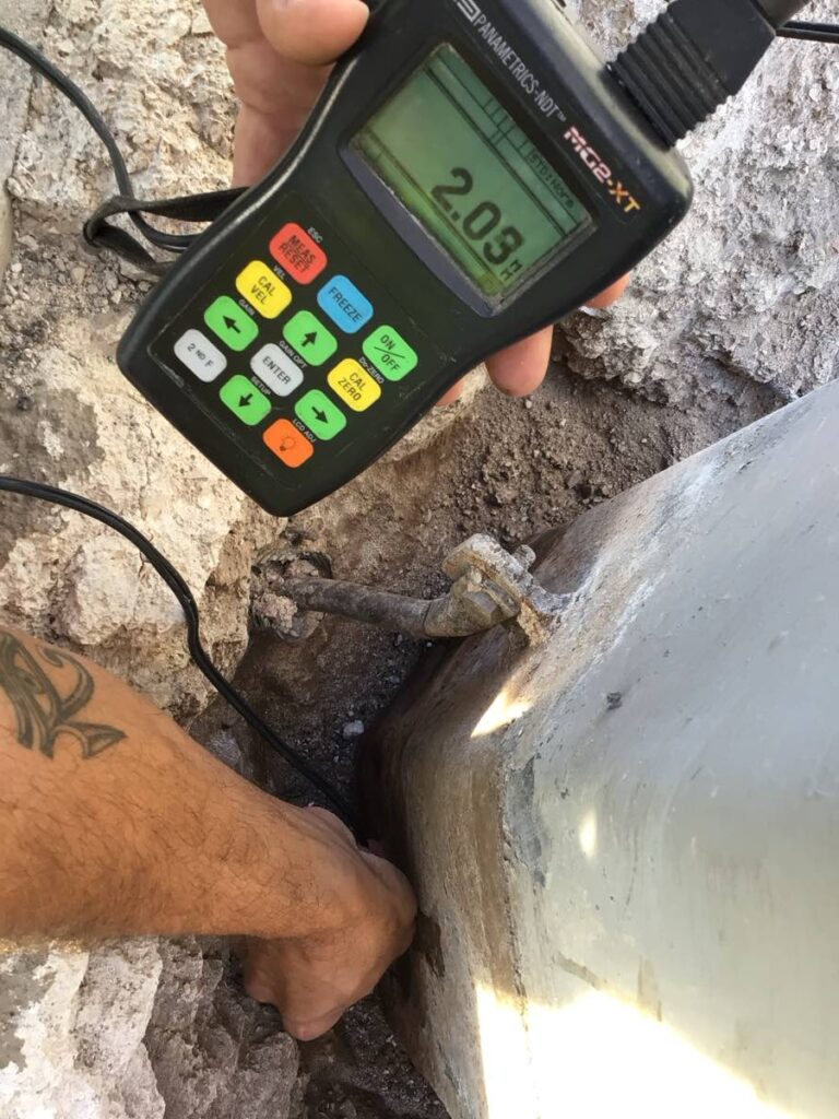 Controllo spessimetrico alla base di una torre faro con valori minimi a causa della corrosione