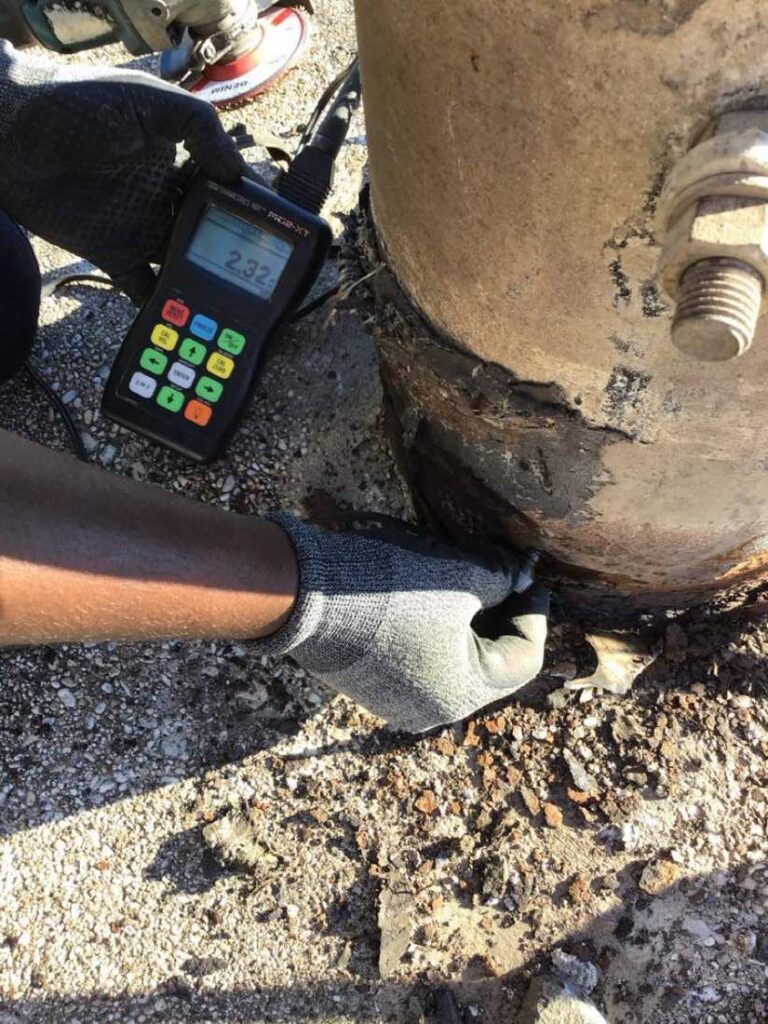 Controllo spessimetrico alla base d'incastro di un palo corroso