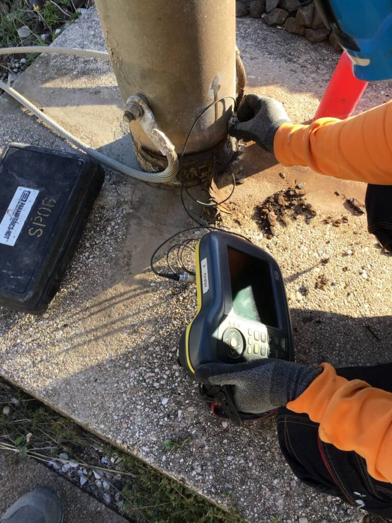 Controllo ultrasonoro sulla base d'incastro di un palo ferroviario