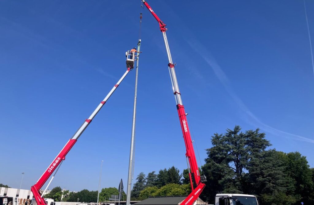 Demolizione di una torre faro a corona mobile con l'ausilio di gru e piattaforma aerea