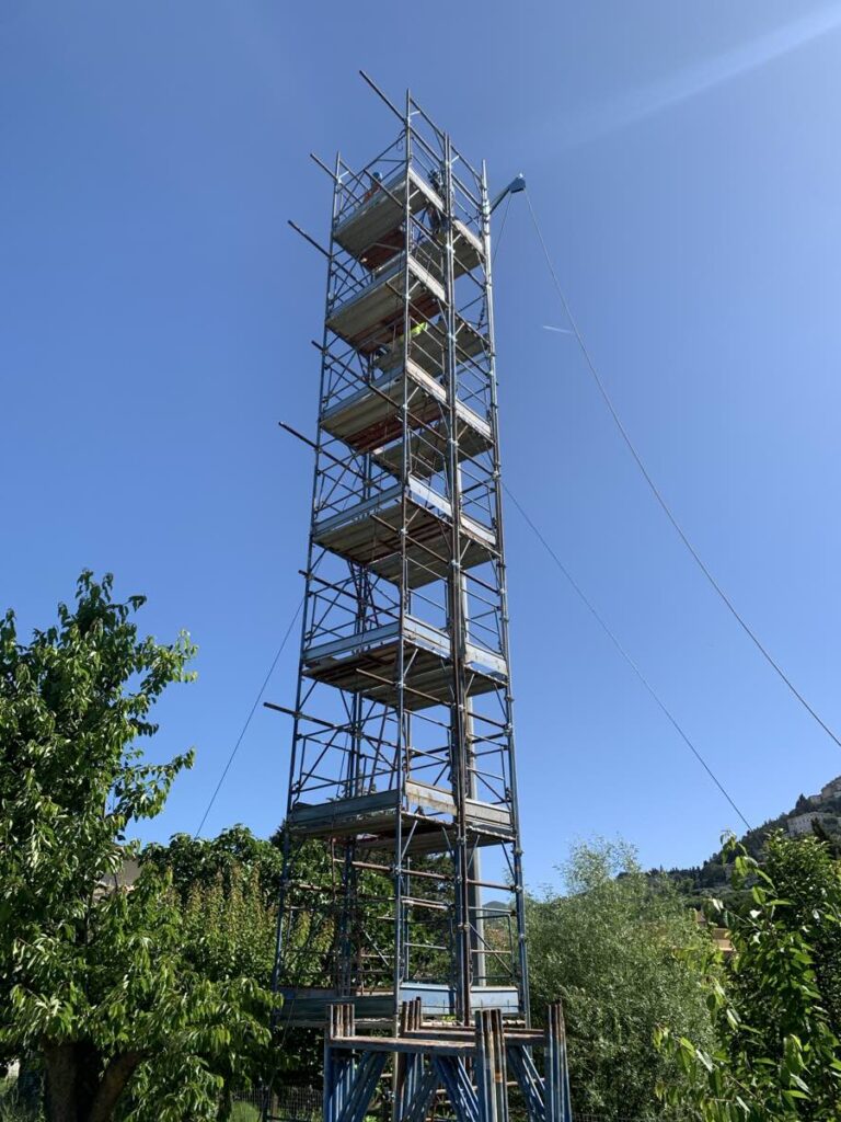 Demolizione di una torre faro dopo installazione di una impalcatura