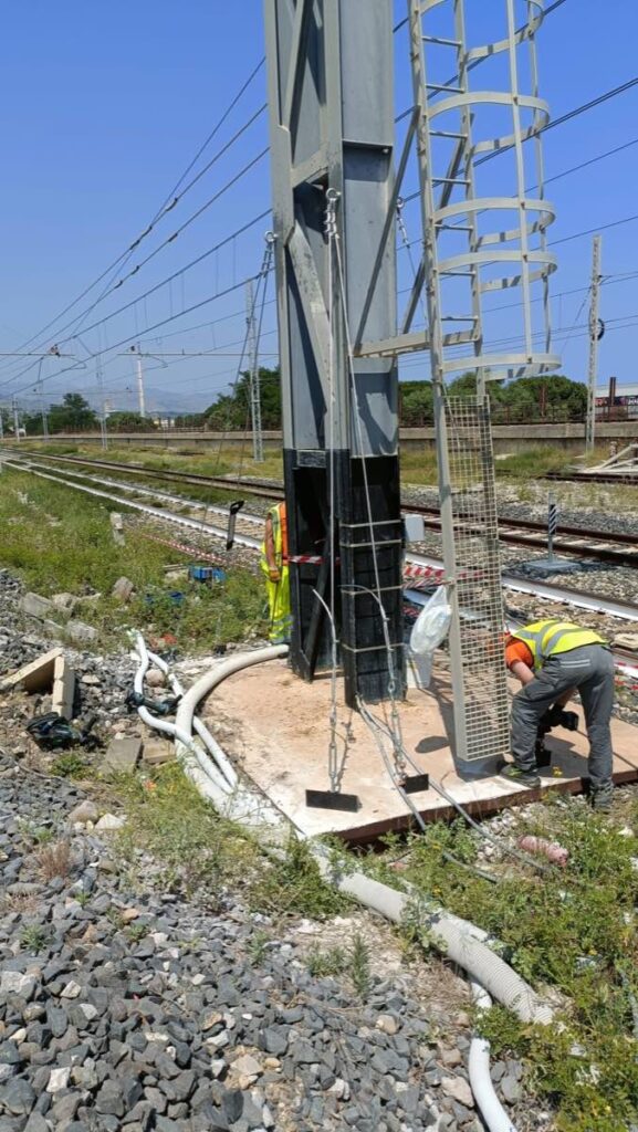 Messa in sicurezza di un palo ferrroviario con funi
