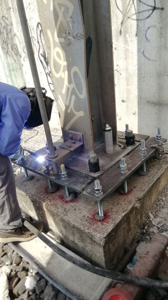 Risanamento di un palo tralicciato con allargamento piastra